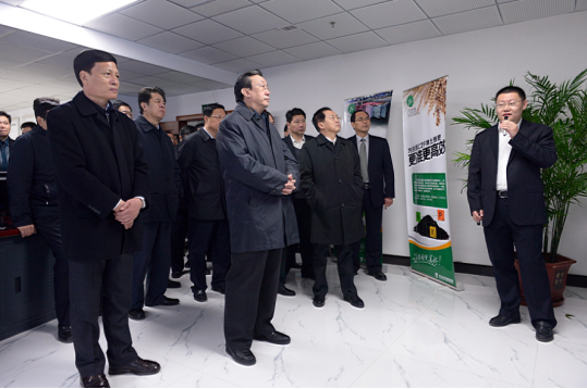 时任河南省省委书记郭庚茂（前排左二）、省长谢伏瞻（前排左一）莅临万庄集团领导工作